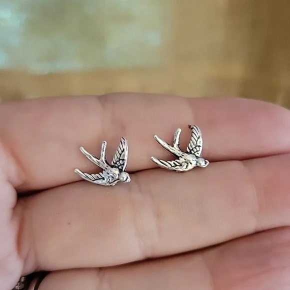 🔥LAST PAIR🔥 Soaring Swallow Stud Earrings - Picture 1 of 8